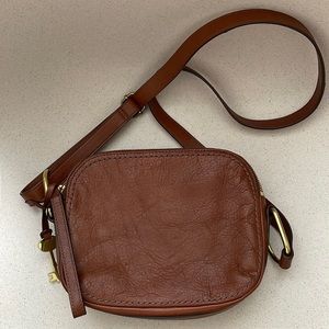 Fossil crossbody leather bag. EUC.